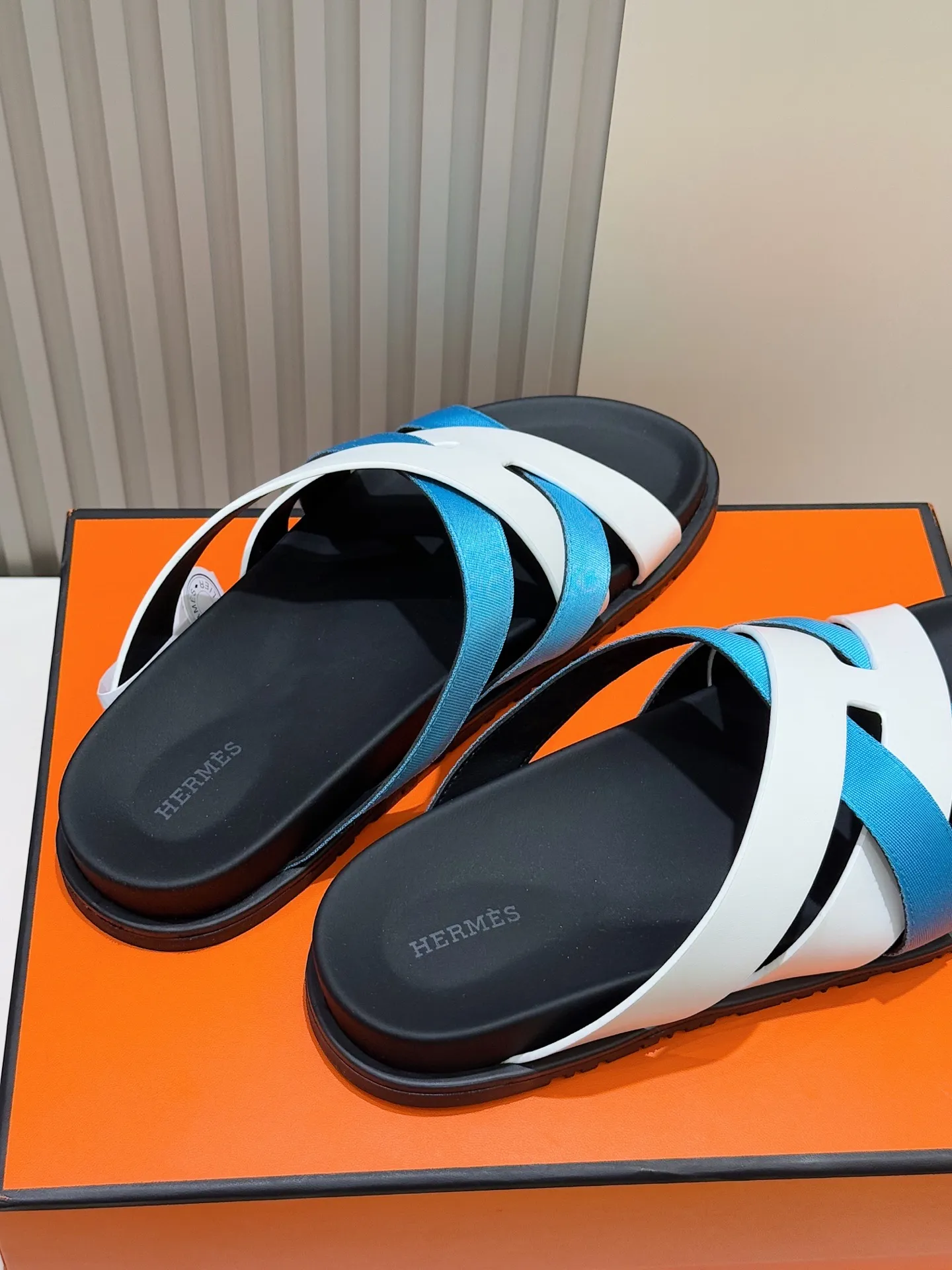 Batch 280 Hermes men's Kazimir slippers - top quality woven calfskin functional sandals, with interwoven uppers inspired by the "H" iconic pattern to create a casual look, perfect for summer. Imported cowhide + cowhide lining + rubber outsole Size: 38-44 (.45.46 customized)